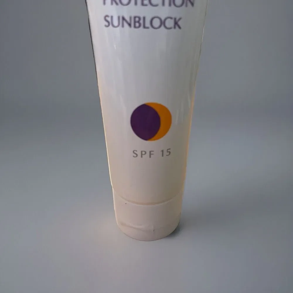 New Mary Kay Sun Essentials Intense Sensible Protection Sunblock SPF‎ 15 4.5 Oz.